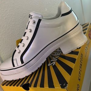 Sketchers heartbeat loud white new in box